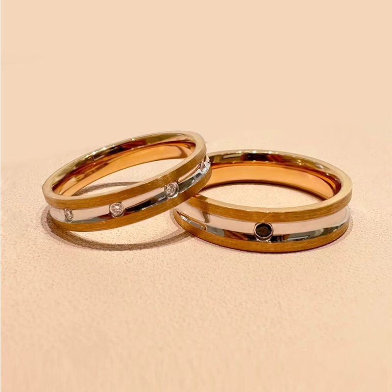 Romantic lovers in 10K gold ring, the hard gold material is as tough as your love, and the ingenious design means holding hands