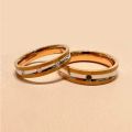 Romantic lovers in 18K gold ring, the hard gold material is as tough as your love, and the ingenious design means holding hands